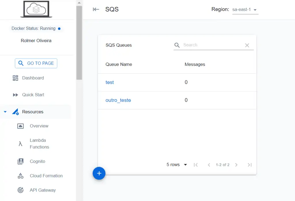 Print da página localstack.cloud, exibindo o recurso SQS, mostrando o indicador de status da locastack. Nesta figura, vemos também, no painel da direita, dois links, exibindo os nomes de duas filas, já criadas como teste. Você terá mais detalhes sobre esse conteúdo nos parágrafos a seguir.