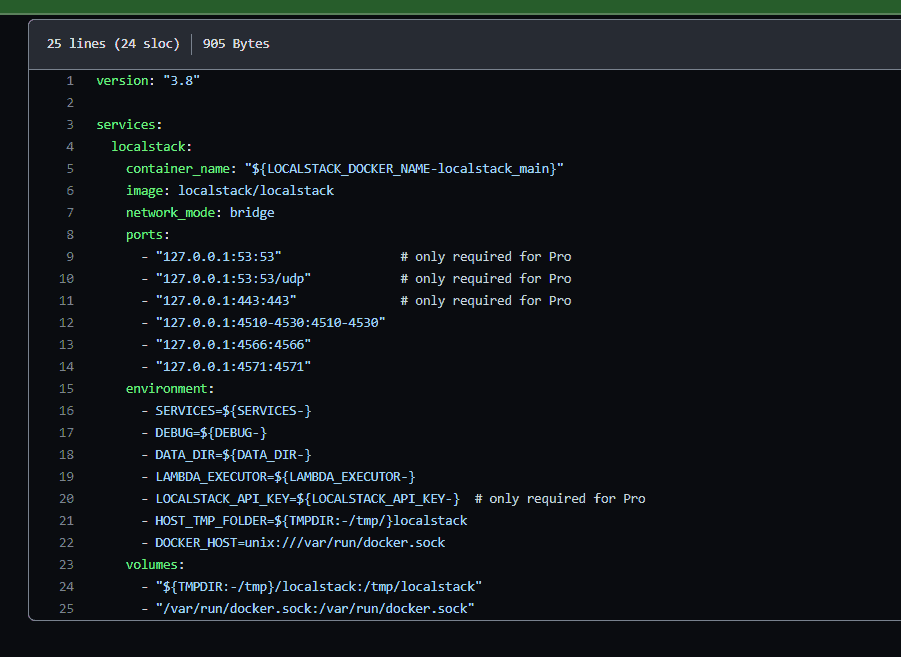 Print do arquivo docker-compose exibido no Github da Localstack. Conforme dito antes, você pode encontrar este arquivo no Github deles, e usar a versão que estiver lá, que no momento da leitura desse material, já pode ser outra.